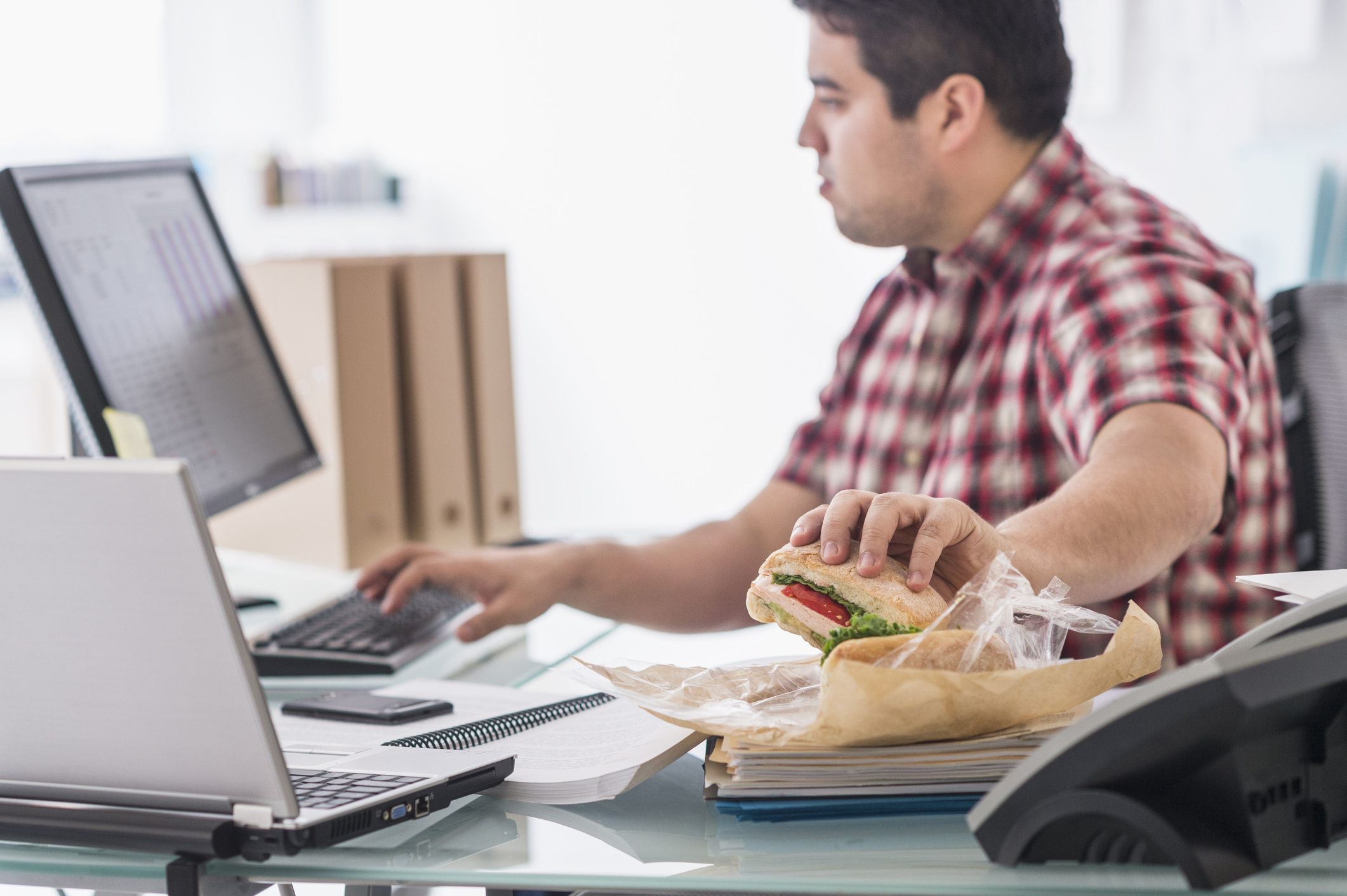 Even snel wat eten: het fysieke en mentale gevaar van de ‘coronalunch’