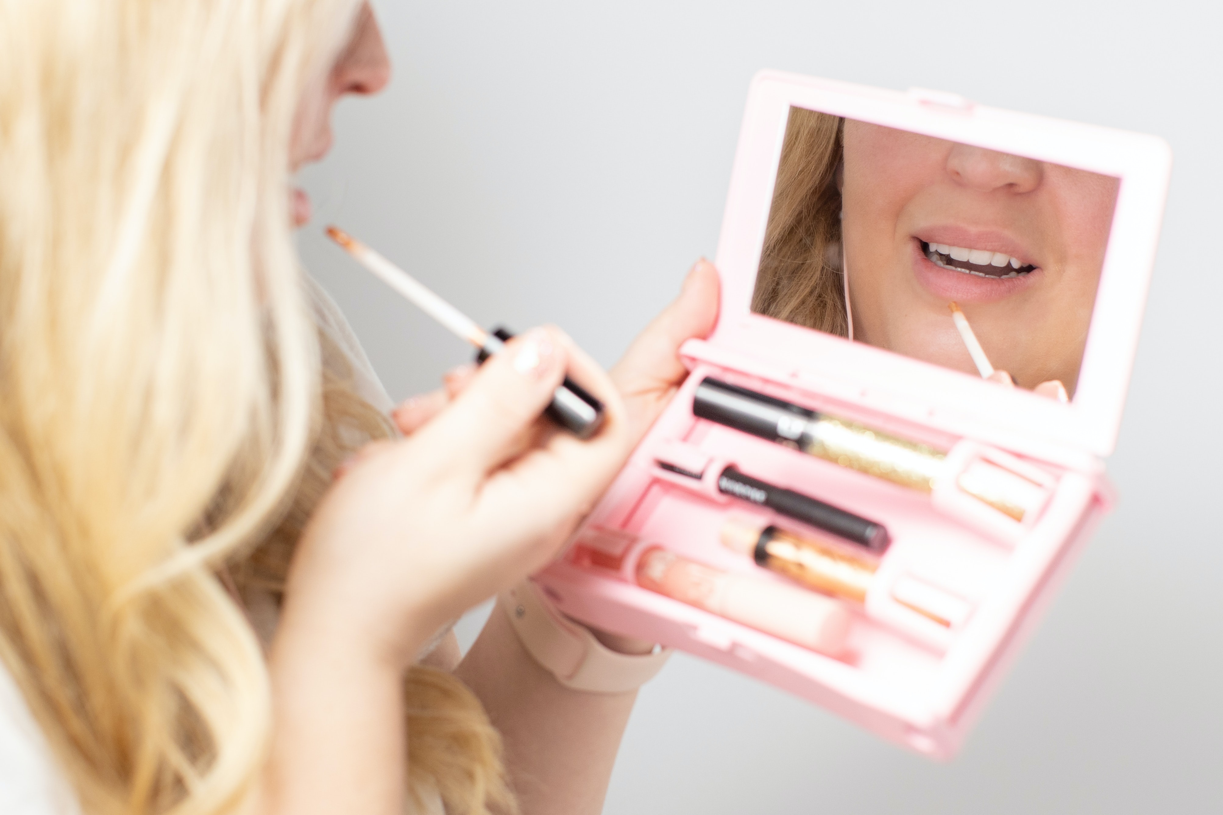 ‘Verplichte make-up voor vrouwelijke medewerkers is discriminatie’