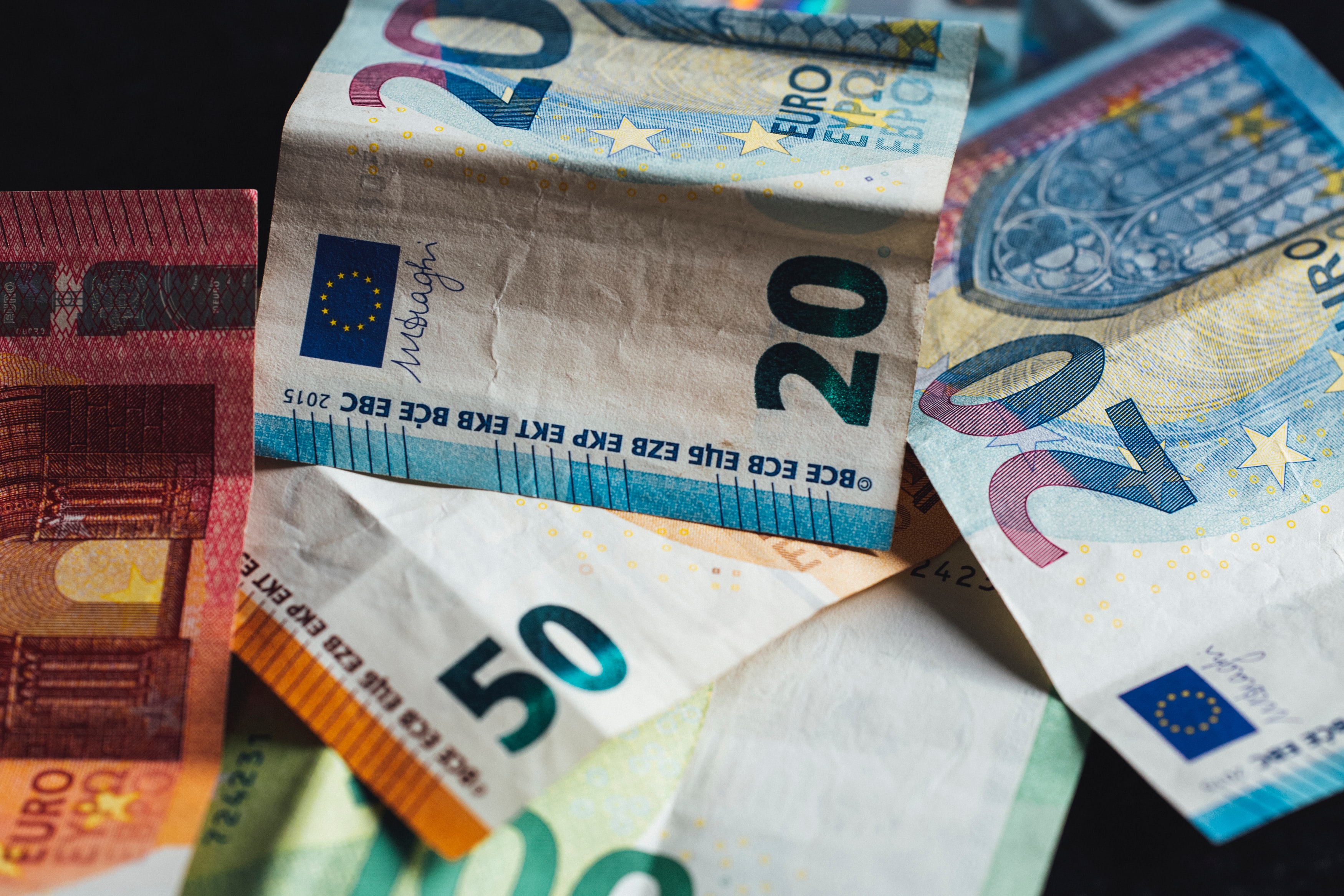 ‘Minder salaris bij overheidssteun’