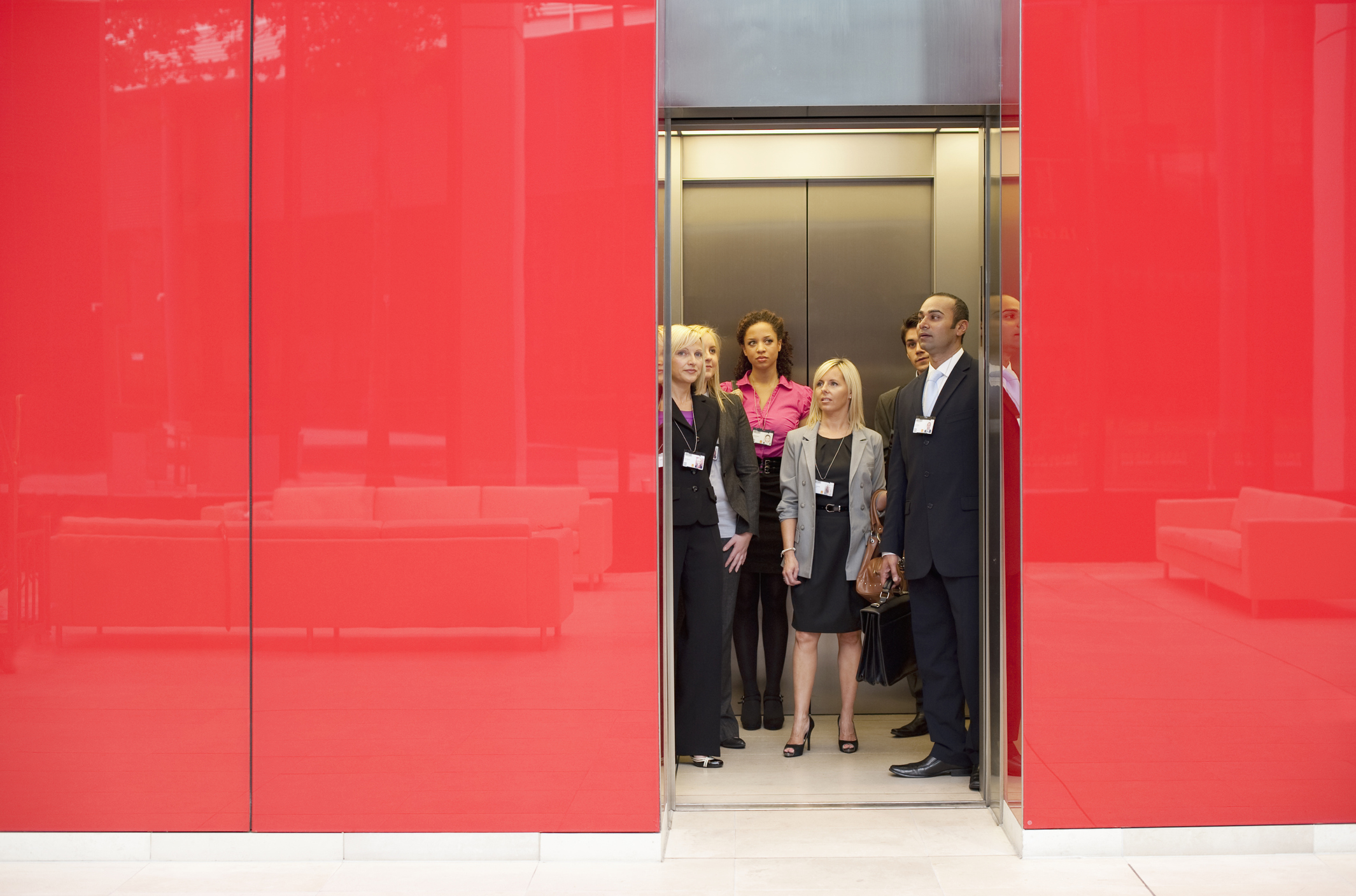 Coronamaatregelen op het werk: met de lift omhoog, met de trap naar beneden