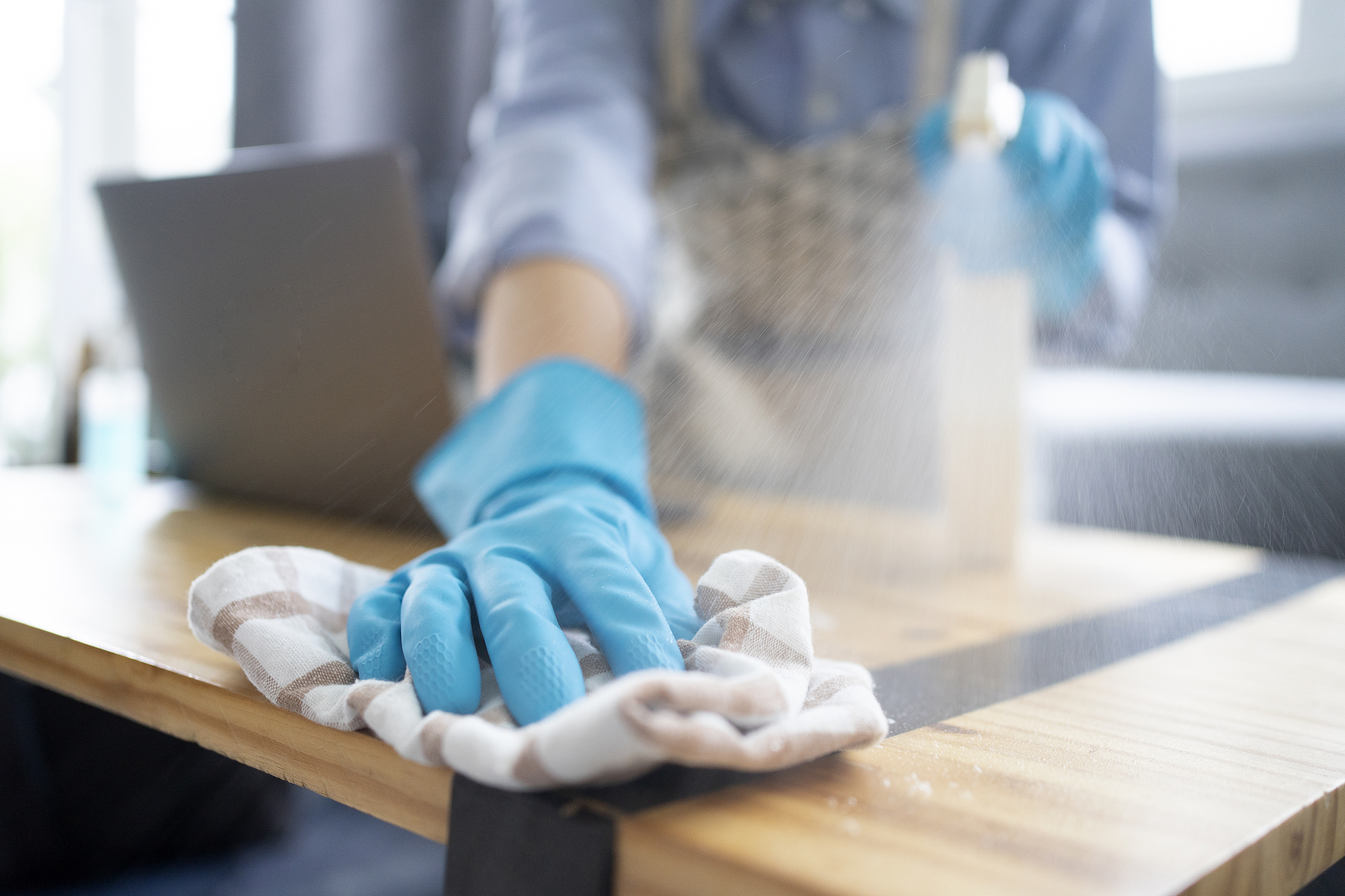 Schoonmakers schieten thuiswerkers te hulp